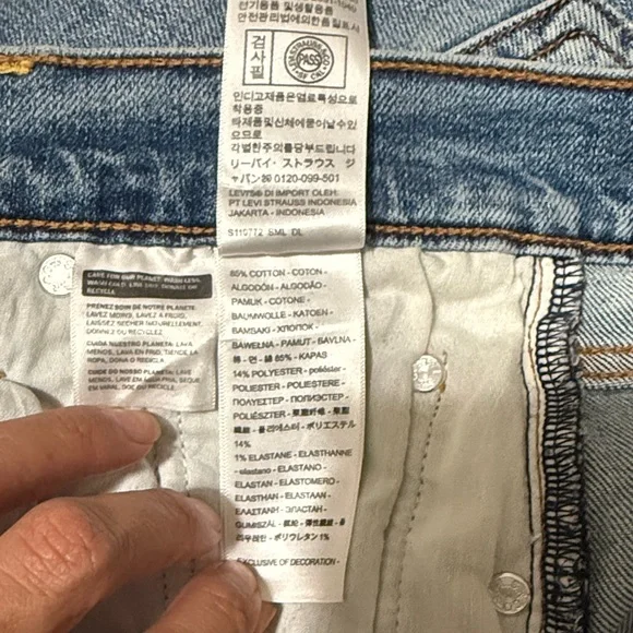 Levi's Ribcage bell Jeans- 29x32 - Picture 8 of 8